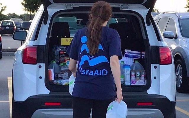 Un membre de l'équipe d'IsraAID organise l'approvisionnement pour les victimes de l'ouragan Harvey à Dallas, Texas, le 29 août 2017. (Crédit : IsraAID)
