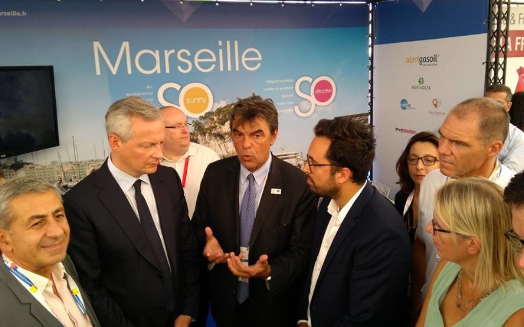 Daniel Sperling, adjoint au maire de Marseille, au centre, avec Bruno Le Maire, ministre français de l'Economie, à gauche, et Mounir Mahjoudi, secrétaire d'Etat au Numérique sur le stand de la Ville de Marseille au Festival DLD de Tel Aviv, en septembre 2017. (Crédit : Facebook)