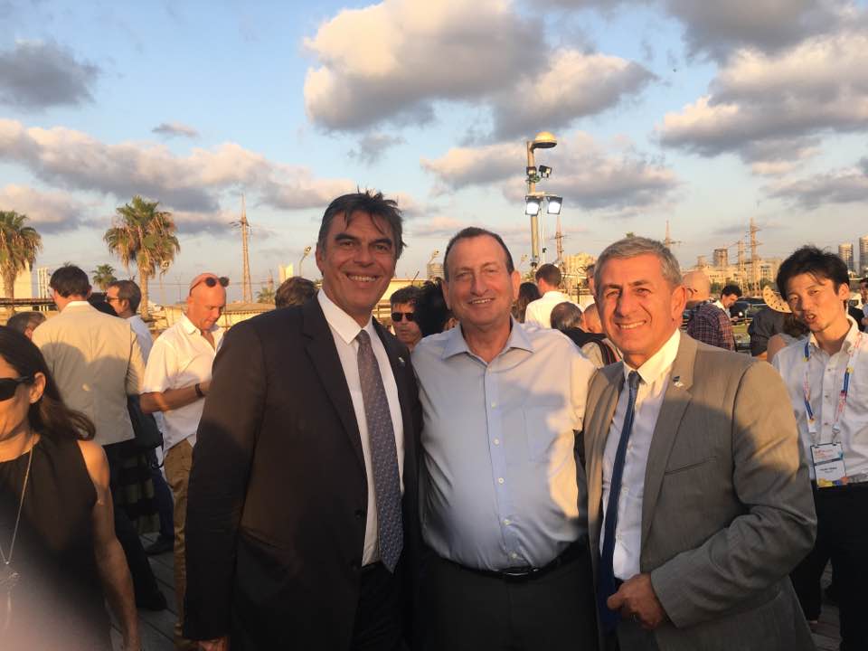 Daniel Sperling avec Ron Huldai, le maire de Tel Aviv, et Didier Parakian à Tel Aviv, en septembre 2017. (Crédit : Facebook)