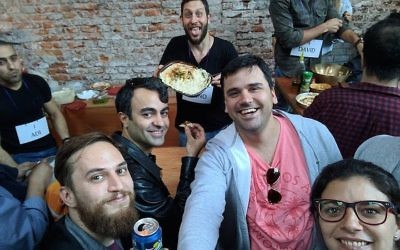 Les participants à un concours nommé le premier championnat du monde d'houmous qui a eu lieu à Buenos Aires, le 17 septembre 2017 Sept. 17, 2017  (Autorisation : Les fans Juifs et musulmans d'houmous)