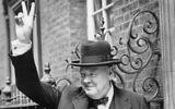 Winston Churchill à Downing Street faisant son fameux 'V' de la victoire, en 1943 (Crédit : Imperial War Museums/Domaine public)