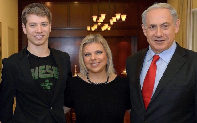 Le Premier ministre israélien Benjamin Netanyahu, son épouse Sara et leur fils  Yair durant une rencontre avec le Premier ministre néerlandais ng Mark Rutte, hors-cadre, à la résidence officielle de Netanyahu à Jérusalem, le 8 décembre 2013 (Crédit : Haim Zach/GPO/Flash90)