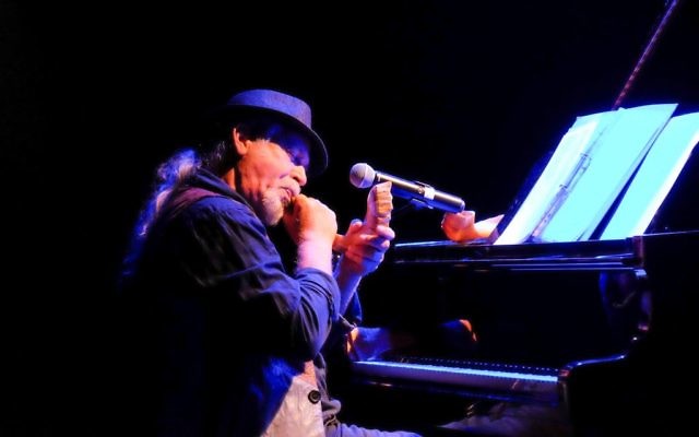 Le chanteur Shlomo Gronich en concert le 14 juin 2017. (Crédit : Gershon Elinson/Flash90)