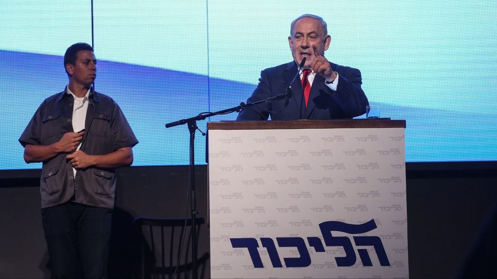Le Premier ministre Benjamin Netanyahu lors d'un rassemblement du parti Likud, près de l'aéroport Ben Gurion, le 30 août 2017. (Crédit : Miriam Alster/Flash90)