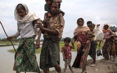 Les réfugiés rohingyas musulmans entrent au Bangladesh depuis le Myanmar le 7 septembre 2017 (Crédit : Dan Kitwood/Getty Images)