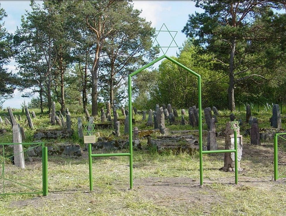 Le cimetière juif à Svir, en Biélorussie. Les tombes auparavant avaient été négligées (Crédit : Michael Lozman)