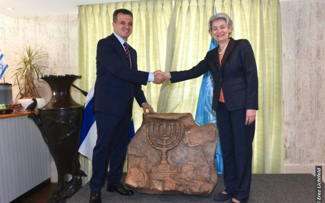 L'ambassadeur israélien auprès de  l'UNESCO, Carmel Shama-Hacohen, avec la directrice générale de l'agence culturelle, Irina Bokova, le 26 septembre 2017. (Crédit : Erez Lichtfeld)