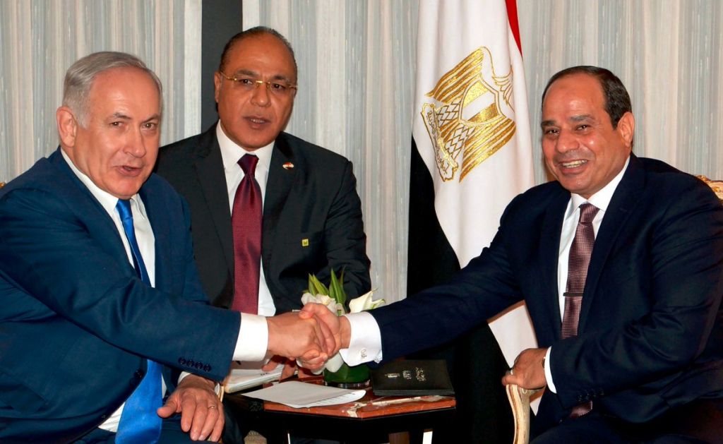 Le Premier ministre Benjamin Netanyahu, à gauche, avec le président égyptien Abdel Fattah el-Sissi, à droite, à New York, le 18 septembre 2017. (Crédit : Avi Ohayun/GPO)