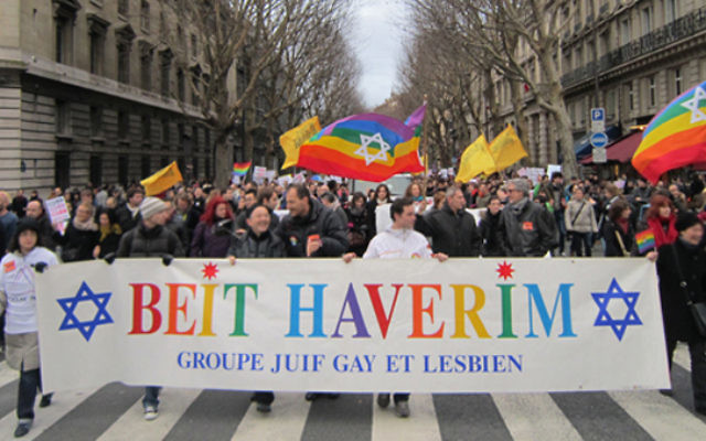 Tête de parade du Beit Haverim lors d'une gay pride à Paris. (Crédit : capture d'écran Beit Haverim)