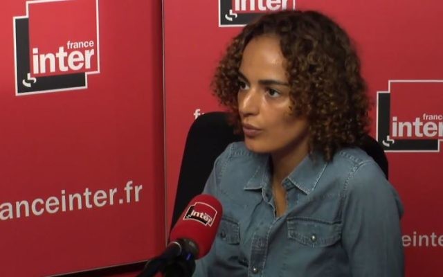 Leila Slimani, romancière franco-marocaine, au micro de France Inter, le 28 août 2017. (Crédit : capture d'écran YouTube/France Inter)