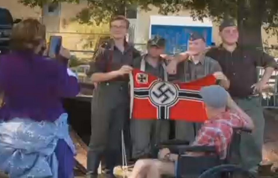 Un drapeau nazi arraché le 6 juin de retour à la Pointe du Hoc pour honorer  les rangers américains