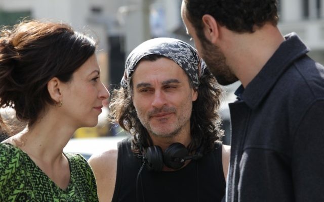 Ziad Doueiri, au centre, avec les acteurs Ali Suliman, à droite, et Raymond Amsalem, à gauche, sur le plateau de "L'Attentat". (Crédit : autorisation de  Ziad Doueiri)