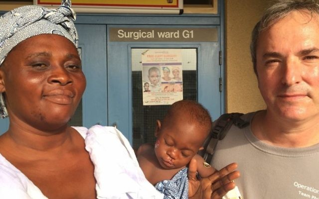 Le docteur Omri Emody avec un patient et sa mère au Ghana (Crédit : Autorisation)