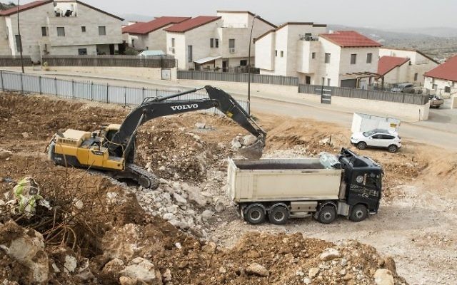 Construction dans l'implantation d'Ariel, près de Naplouse, en Cisjordanie, le 25 janvier 2017. (Crédit : Jack Guez/AFP)