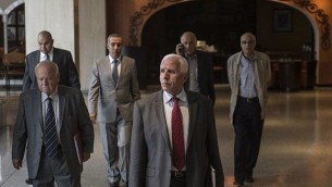 Le négociateur en chef palestinien Azzam al-Ahmad au centre, du mouvement du Fatah, se dirige vers une réunion avec une délégation du Hamas dans un hôtel du Caire suite aux efforts de réconciliation, le 24 septembre 2014 ( Crédit :  AFP/Khaled Desouki)