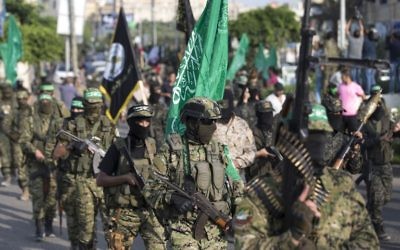Défilé militaire des Brigades Ezzedine al-Qassam, la branche armée du Hamas, à Gaza Ville, le 25 juillet 2017. (Crédit : Mahmud Hams/AFP)