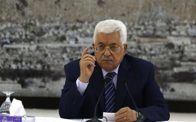 Le président de l'Autorité palestinienne, Mahmoud Abbas, lors d'une réunion des dirigeants palestiniens dans la ville de Ramallah, en Cisjordanie, le 25 juillet 2017 (Crédit : AFP / Abbas Momani)