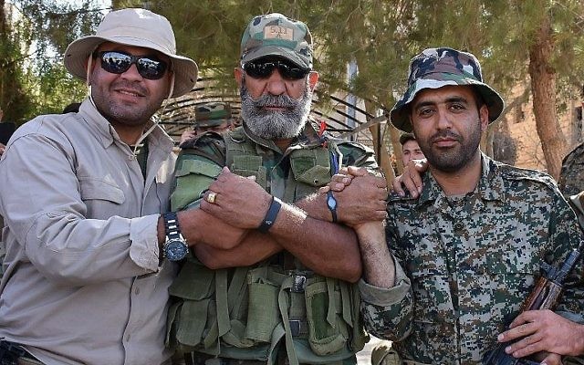 Issam Zahreddine, au centre, général de division de la Garde républicaine syrienne, à Deir Ezzor, dans l'est du pays, le 10 septembre 2017. (Crédit : George Ourfalian/AFP)