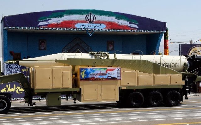 Le nouveau missile iranien à longue portée Khoramshahr durant une parade militaire annuelle marquant l'anniversaire de l'éclatement de la guerre de huit ans contre l'Irak de Saddam Hussein en 1980, le 22 septembre 2017. (Crédit : STR/AFP)