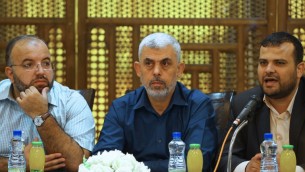 Yahya Sinwar, au centre, chef du Hamas dans la bande de Gaza, pendant une rencontre avec les jeunes à Gaza Ville, le 28 septembre 2017. (Crédit : Mohammed Abed/AFP)