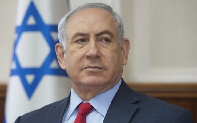 Le Premier ministre Benjamin Netanyahu pendant à la réunion hebdomadaire du cabinet dans ses bureaux de Jérusalem, le 1er octobre 2017. (Crédit : Sebastian Scheiner/Pool/AFP)