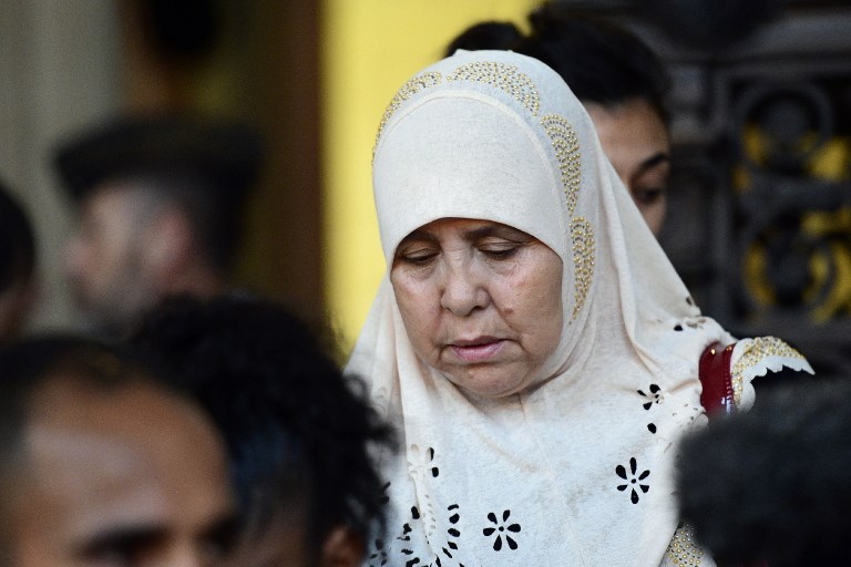 La mère de Mohamed Legouad, l'une des victimes de Mohamed Merah, à l'ouverture du procès de ses complices présumés à Paris, le 2 octobre 2017. (Crédit : Martin Bureau/AFP)