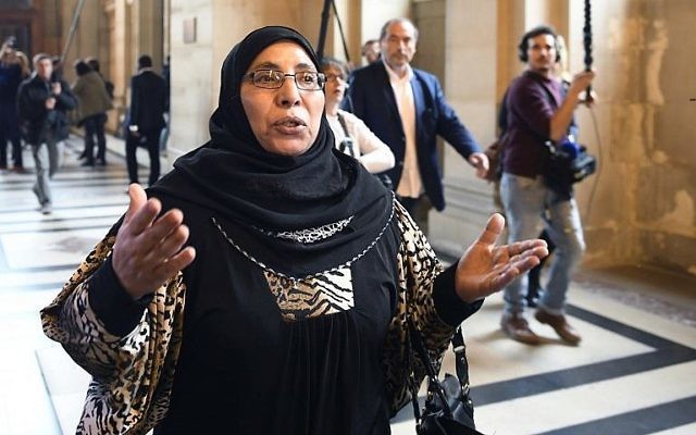 Zoulikha Aziri, la mère de Mohamed, Abdelkader et Souad Merah, au tribunal de Paris, avant l'ouverture du procès d'Abdelkader Merah, complice présumé de son frère, le 2 octobre 2017. (Crédit : Eric Feferberg/AFP)