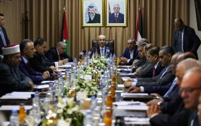 Rami Hamdallah, au centre, Premier ministre de l'Autorité palestinienne, pendant une réunion gouvernementale de réconciliation à Gaza Ville, le 3 octobre 2017. (Crédit: Mohammed Abed/AFP)