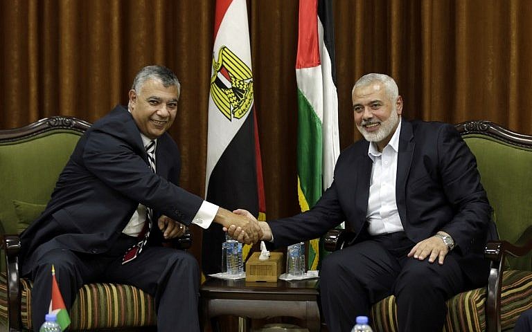 Le chef du Hamas, Ismail Haniyeh, à droite, avec le ministre égyptien des Renseignements, Khalid Fawzi, dans les bureaux de Haniyeh dans la ville de Gaza, le 3 octobre 2017. (Crédit : Mahmud Hams/AFP)