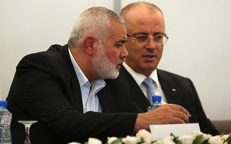 Ismail Haniyeh, à gauche, dirigeant du Hamas, et le Premier ministre de l'Autorité palestinienne Rami Hamdallah dans le bureau de Haniyeh, à Gaza Ville, le 3 octobre 2017. (Crédit : Mohammed Abed/AFP)