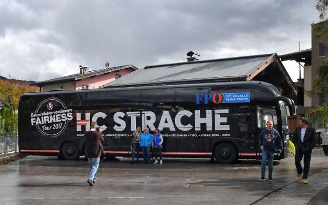 Des partisans posent pour une photo devant le bus de campagne du président du Parti de la Liberté autrichien  (FPOe) durant l'un de ses meetings de campagne en amont des élections anticipées, le 6 octobre 2017 à  Saalfelden. (Crédit : AFP/WILDBILD)
