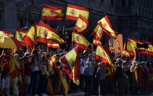 Des manifestants avec des drapeaux espagnols pendant une manifestation contre l'indépendance catalane à Madrid, le 7 octobre 2017. (Crédit : Javier Soriano/AFP)