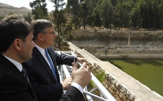 Le 10 octobre 2017, Donald Blome (g), consul général des Etats-Unis à Jérusalem, lors du lancement d'un projet de conservation pour préserver les piscines de Solomon lors de sa visite sur le site de Bethléem, en Cisjordanie. (Crédit : AFP / Musa AL SHAER)