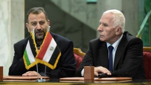 Saleh al-Arouri, à gauche, représentant du Hamas, et Azzam al-Ahmad, représentant du Fatah, en conférence de presse après la signature d'un accord de réconciliation entre les deux factions palestiniennes, au Caire, le 12 octobre 2017. (Crédit : Khaled Desouki/AFP)