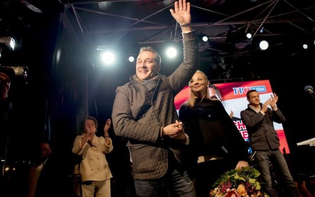 Heinz-Christian Strache, dirigeant du Parti de la liberté autrichien (FPÖ), et son épouse Philippa Beck pendant le dernier meeting de la campagne législative, à Vienne, le 13 octobre 2017. (Crédit : Joe Klamar/AFP)