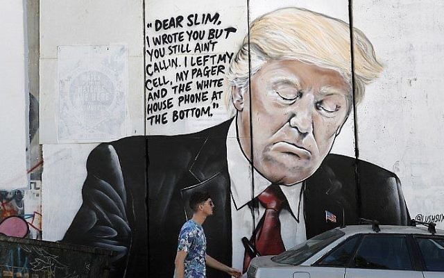 Un nouveau graffiti sur la barrière de sécurité israélienne, représentant le président américain Donald Trump, à Bethléem, en Cisjordanie, le 15 octobre 2017. (Crédit : Thomas Coex/AFP)