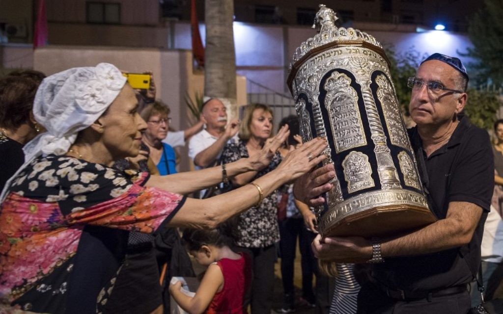 Des Juifs marocains et des touristes juifs israéliens pendant la fête de Simha Torah à la synagogue de Marrakech, le 12 octobre 2017. (Crédit : Fadel Senna/AFP)