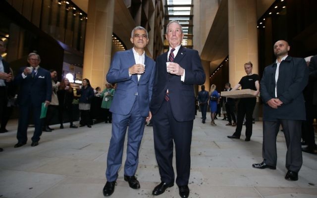Michael Bloomberg, à droite, accompagné du maire de Londres, Sadiq Khan, devant le nouveau siège en Europe de Bloomberg, à la City de Londres, le 24 octobre 2017. (Crédit : Daniel Leal-Olivas/AFP)