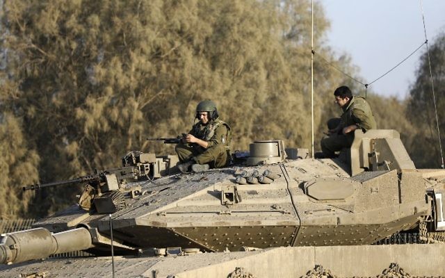 Soldats israéliens en patrouille près de la frontière entre Israël et la bande de Gaza, au niveau du kibboutz Kissufim, le 30 octobre 2017. (Crédit : Menahem Kahana/AFP)