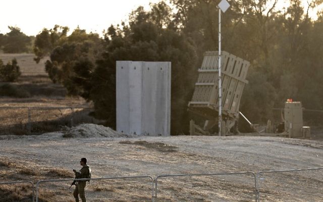 Soldat israélien devant une batterie du Dôme de Fer déployé au niveau du kibboutz Kissufim, près de la frontière gazaouie, le 30 octobre 2017. (Crédit : Menahem Kahana/AFP)