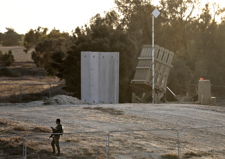Soldat israélien devant une batterie du Dôme de Fer déployé au niveau du kibboutz Kissufim, près de la frontière gazaouie, le 30 octobre 2017. (Crédit : Menahem Kahana/AFP)