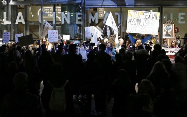 Manifestation contre la rétrospective Roman Polanski, accusé d'agressions sexuelles, devant la Cinémathèque française à Paris, le 30 octobre 2017. (Crédit : Geoffroy van der Hasselt/AFP)