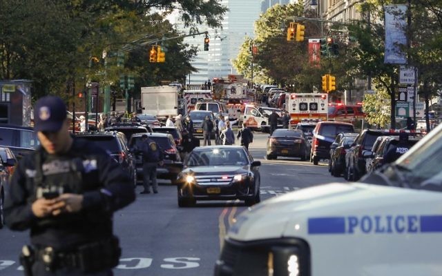Les agents de la NYPD à Manhattan le 31 octobre 2017 à New York après une attaque terroriste. (Crédit : Kena Betancur / Getty Images / AFP)