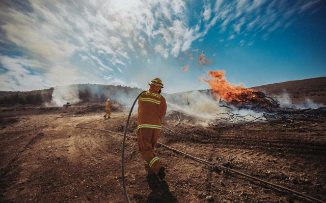 Un pompier israélien pendant un exercice international de préparation aux catastrophes naturelles dans le centre d'Israël, le 24 octobre 2017. (Crédit : pompiers d'Israël)