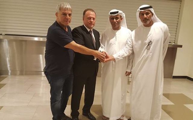 Moshe Pinto, à gauche, Marius Vizer, 2e à gauche, et deux responsables émiratis à Abu Dhabi, le 28 octobre 2017. (Crédit : Fédération internationale de judo)