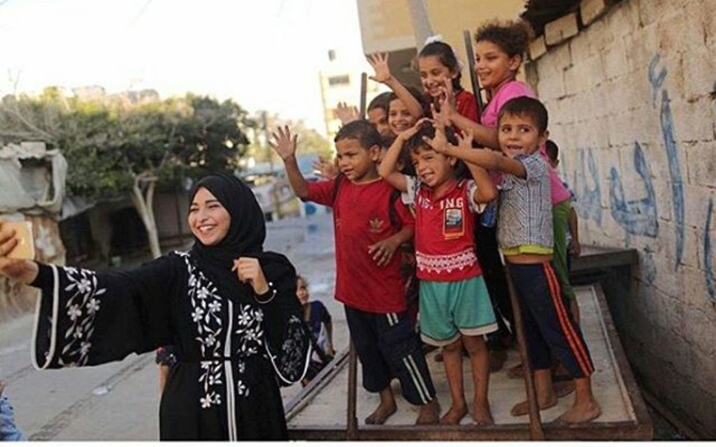 Fatma Mosabah veut montrer un autre aspect de la vie à Gaza (Crédit : capture d'écran : Instagram)