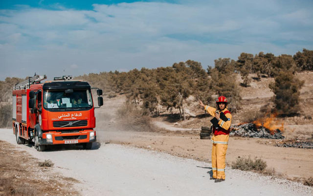 Un pompier israélien pendant un exercice international de préparation aux catastrophes naturelles dans le centre d'Israël, le 24 octobre 2017. (Crédit : pompiers d'Israël)