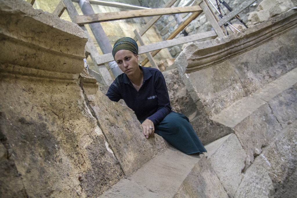Tehila Lieberman, archéologue de l'Autorité des Antiquités, dans un théâtre romain antique adjacent au mur Occidental, dans la Vieille Ville de Jérusalem, en octobre 2017. (Crédit : Yaniv Berman/Autorité israélienne des Antiquités)