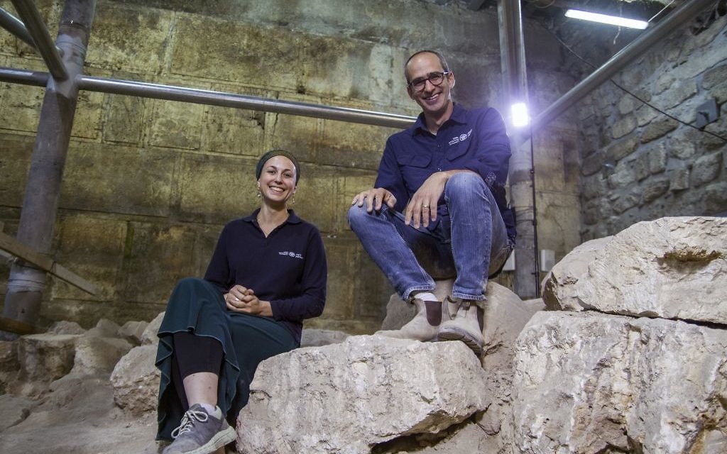 Joe Uziel et Tehila Lieberman, directeurs des fouilles de l'Autorité des Antiquités, sur le site de fouille de la Vieille Ville de Jérusalem, en octobre 2017. (Crédit : Yaniv Berman/Autorité israélienne des Antiquités)