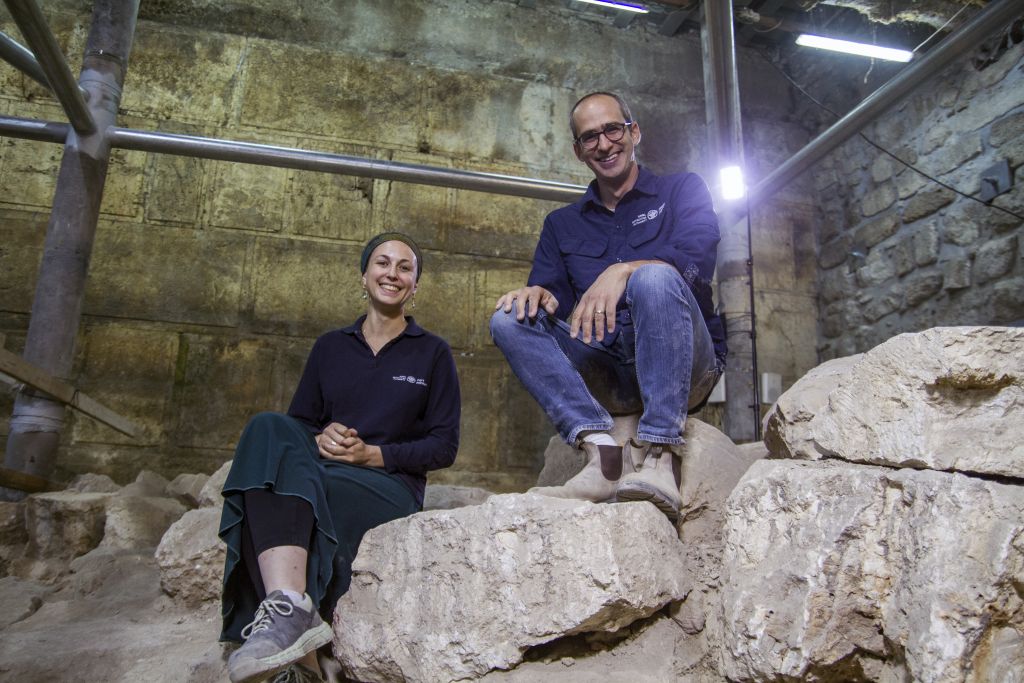 Joe Uziel et Tehila Lieberman, directeurs des fouilles de l'Autorité des Antiquités, sur le site de fouille de la Vieille Ville de Jérusalem, en octobre 2017. (Crédit : Yaniv Berman/Autorité israélienne des Antiquités)